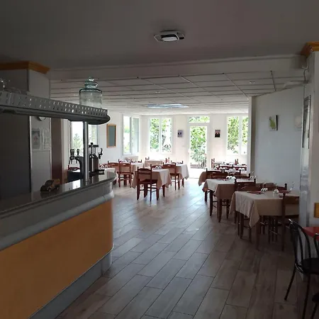 Le Cafe De La Place Saint-Germain-du-Teil