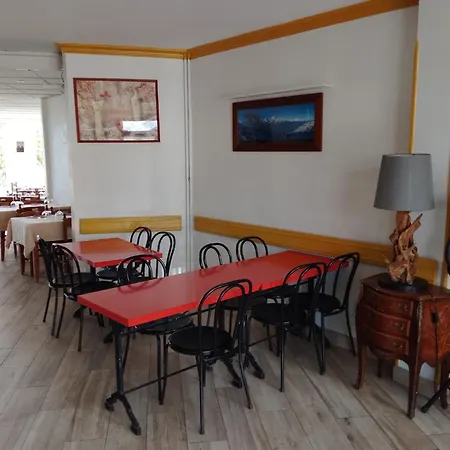 Le Cafe De La Place Отель Saint-Germain-du-Teil